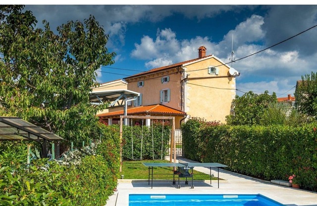 Charmante villa avec piscine et jardin privé, située à seulement 10 min en voiture de la mer