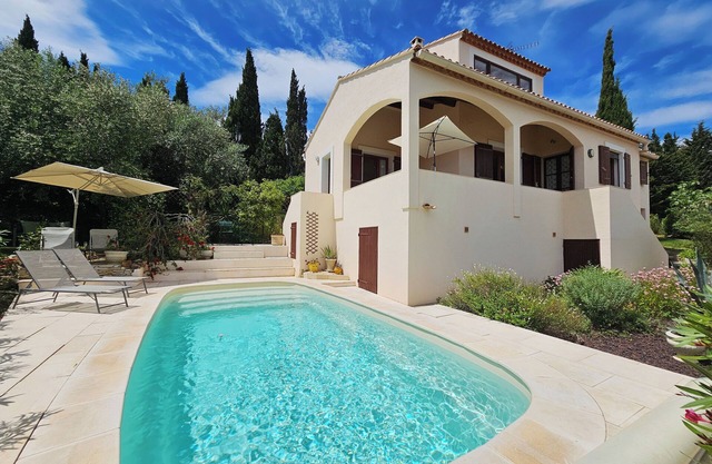 Charmante villa avec piscine privée et belle vue