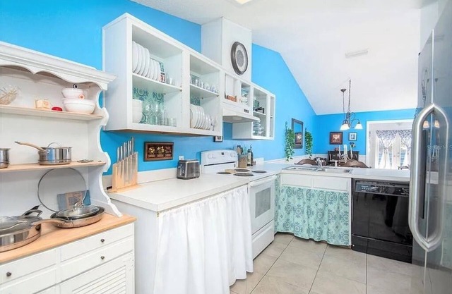 Charming Vintage Haven- Sponge Docks and Beaches Nearby!