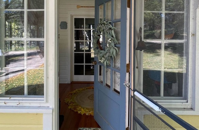 Charming Vintage Cottage - 5 minute walk to lake, beach, and town!