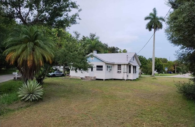 3-bedroom house in enjoyable Fort Myers, close to the downtown!