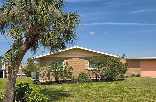 Charming 2-bedroom house with WiFi and AC in quaint Palmetto on the water.