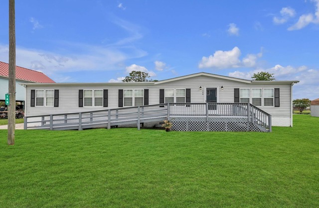Charming waterfront 3-bedroom house