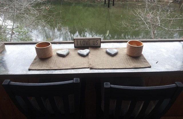 Cabine de charme au bord de l'eau sur la rivière Oconaluftee, nous l'appelons "le nid d'amour".