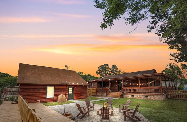 Charming Waterfront Compound w/ Lake Access - Pet Friendly -Theatre and Game Room
