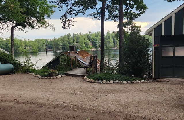 Charmant chalet au bord de l'eau sur le grand lac est intact