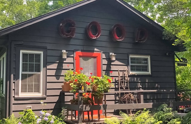 Charming Woodland Cottage Minutes from Lake Michigan with W/D & AC