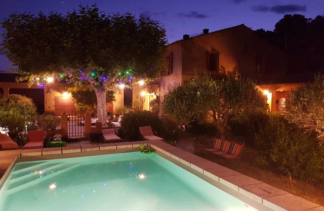 Bastide de charme de XIXEME , piscine sur grand terrain clos arboré .TB située