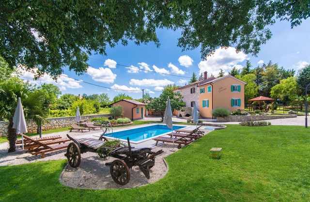 Villa meublée de Charme dans un jardin paysager