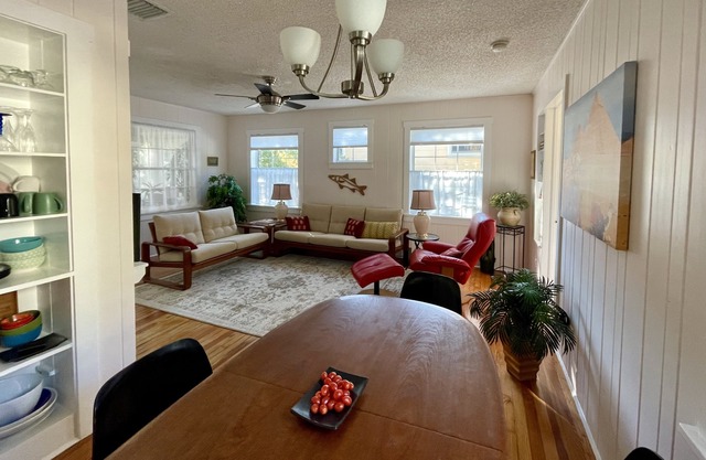 Charmingly Restored Cottage, one block to Gulfport Beach