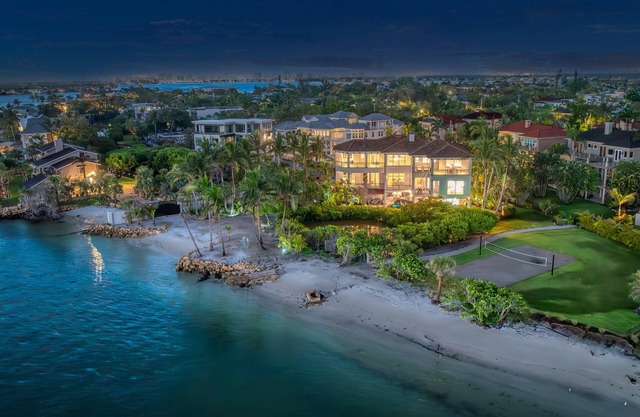 Chateau de la Siesta | Private Beachfront, Lagoon Pool, Lanai Bar & Stunning Gulf Views