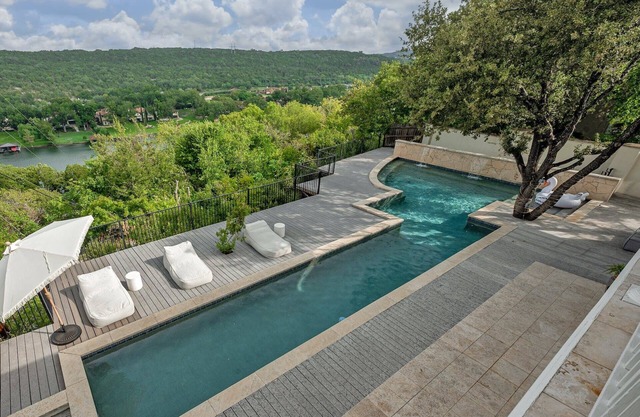 Chateau Lake Austin - Stunning Lake Austin Views, Private Pool & Firepit
