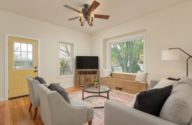 Chatt Blue Bungalow - Pet Friendly, Mins to Downtown!