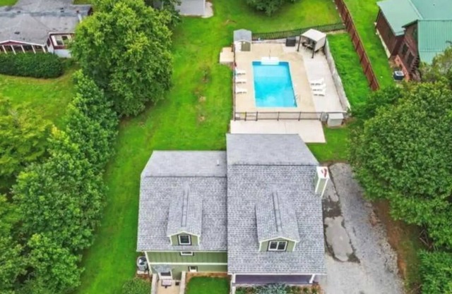 Chattanooga Country Home + Large Pool + Firepit + Ping Pong Table + WiFi+SmartTV