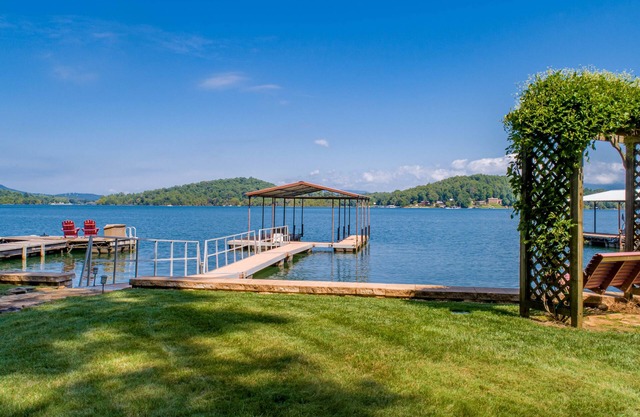 Chatuge Lakefront Home, Premium Lot avec vue imprenable sur le lac et Mtn 5 min de la ville