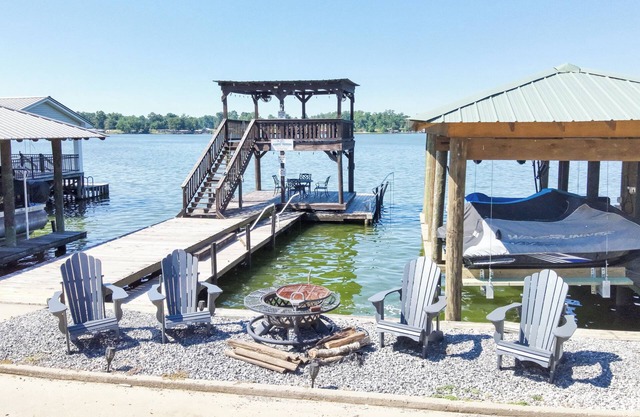 Des tarifs plus bas en raison de la baisse de l'eau. Chalet au bord de l'eau à False River