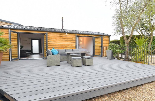 Cheerful 1BD Cottage with Parking Nr Guildford