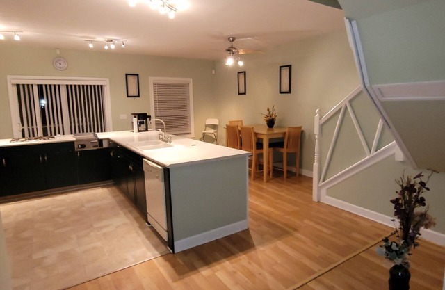 Cheerful 2 bdrm townhouse on the river w/jacuzzi