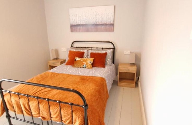 Cheerful 2 bed home with mountain views