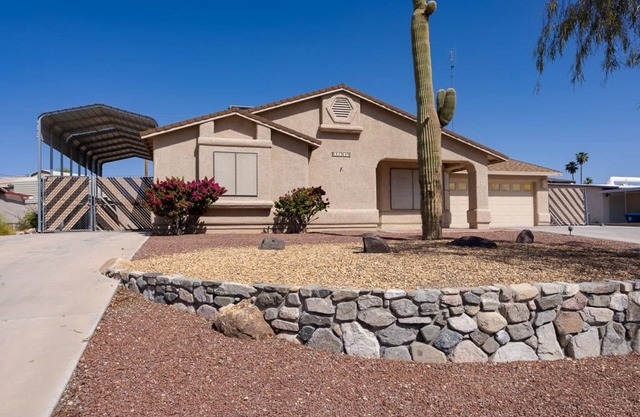Cheerful 2 bedroom with pool & garage