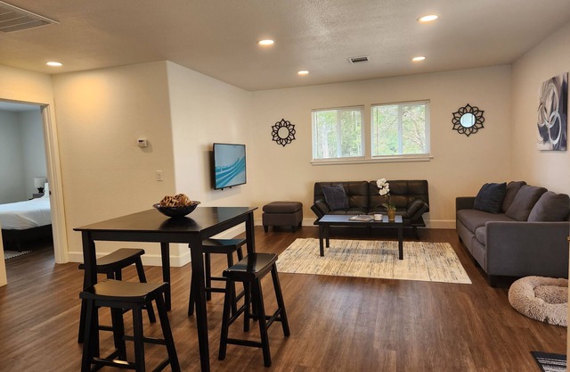 Cheerful 2-bedroom cottage with patio
