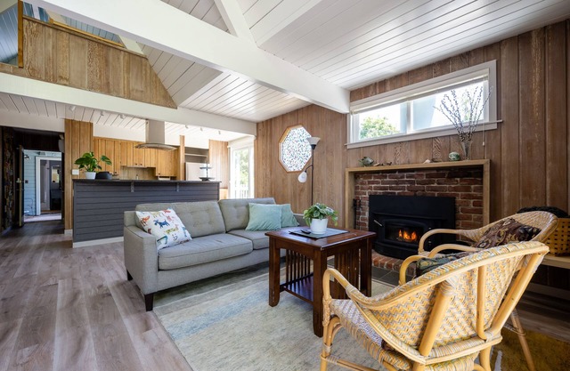 Cheerful 2 Bedroom Cottage Near the Beach