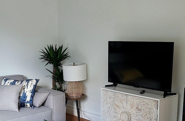 Cheerful 2 bedroom downtown house with parking