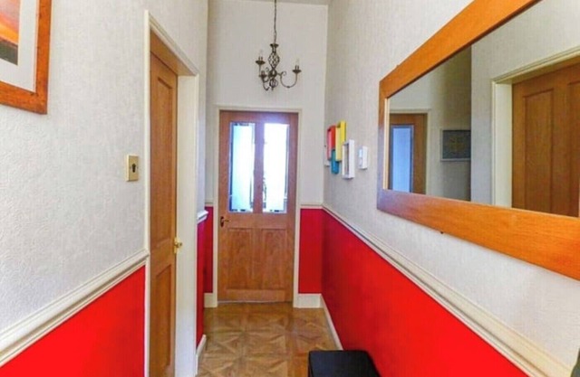 Cheerful 2 bedroom cottage with Indoor Fireplace