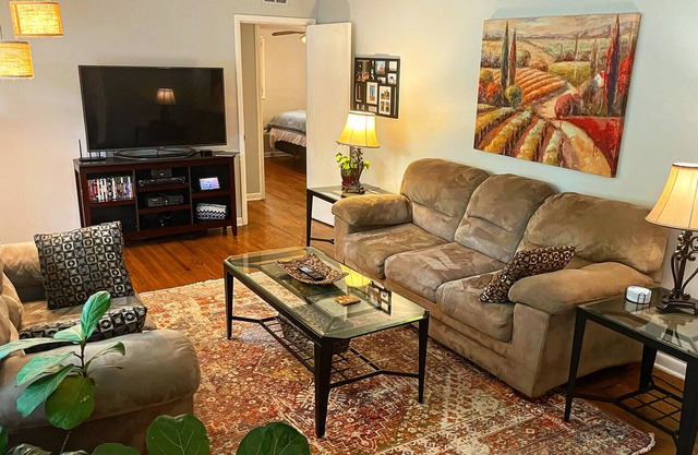 Cheerful 2-bedroom Home in West Homewood