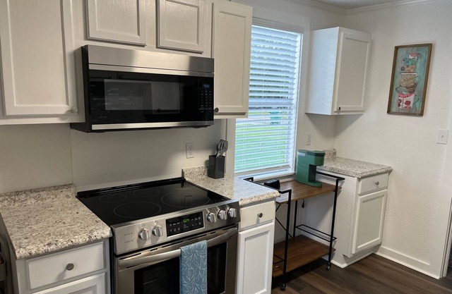 Cheerful 2 bedroom home, minutes from Hattiesburg, USM, & hospitals