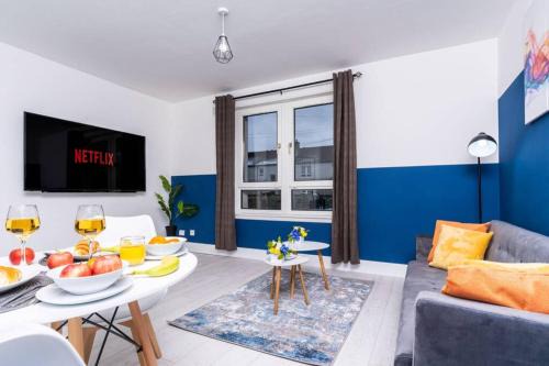 Cheerful 2 Bedroom Homely Apartment, Sleeps 4 Guest Comfy, 1x Double Bed, 2x Single Beds, Free Parking, Free WiFi, Suitable For Business, Leisure Guest, Contractors, QE Hospital, Glasgow, Near Airport & City Centre