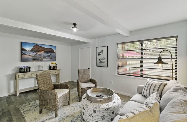Cheerful 2bd w/ Pool access, Next to SeaTurtle Mkt,1blk to dining, 5min beach