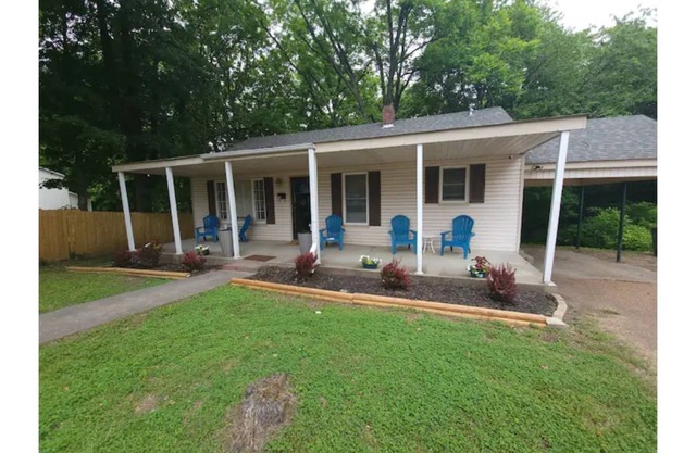 Cheerful 2bedroom bungalow w/ parking on premises!