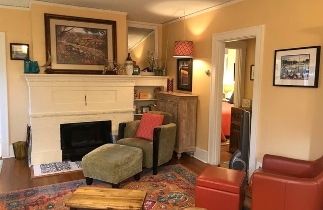 Cheerful 3 Bdrm w/ Kitchen & LR in West Seattle