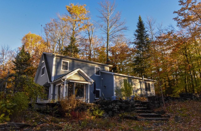 Cheerful 3 bed/2.5 bath home w/ hot tub - sleeps 9