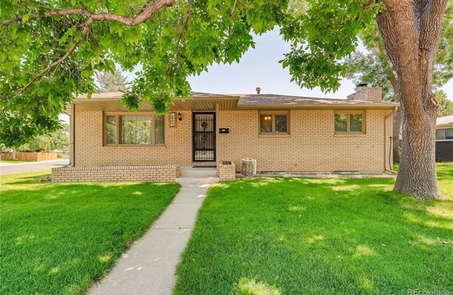 Cheerful 3 bedroom 2 blocks from Lake Loveland! Great place for families.