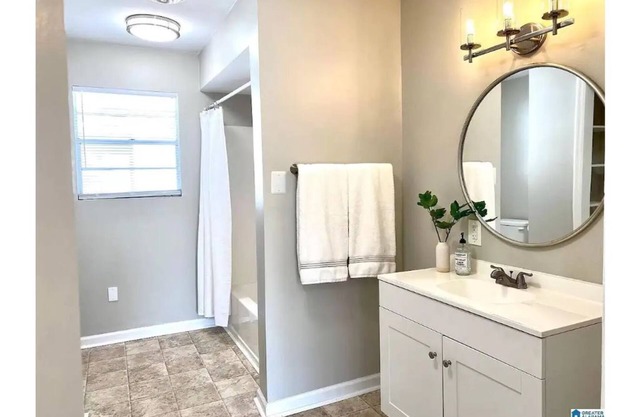 Cheerful 3 Bedroom/2 Bathroom House in Birmingham