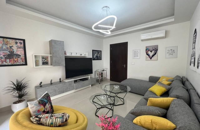 Cheerful 3 bedroom flat with jaccuzi & open view
