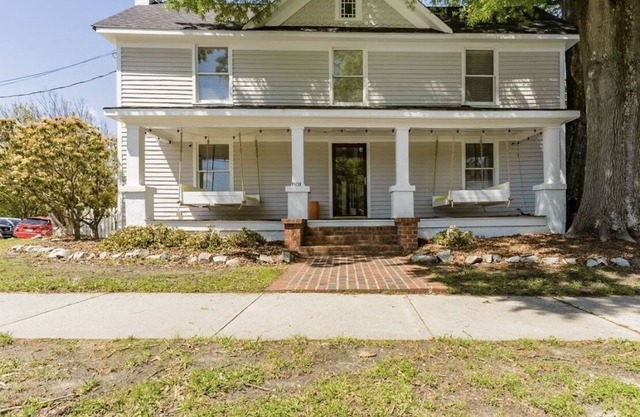 Cheerful 3 Bedroom Home Downtown