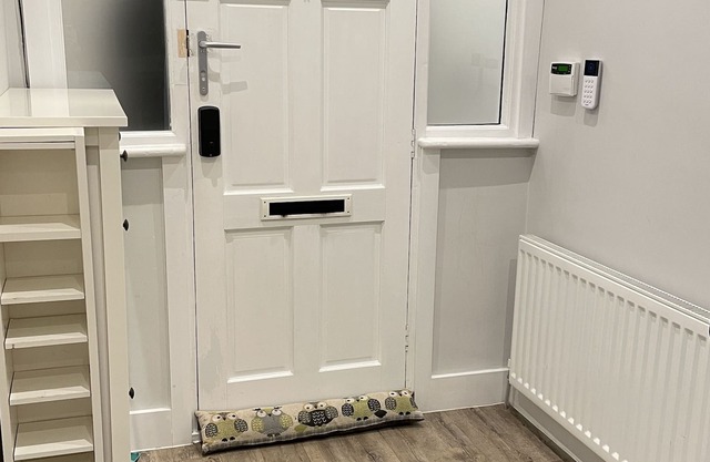 Cheerful 3-bedroom home with office space, walking distance from shops & cinema