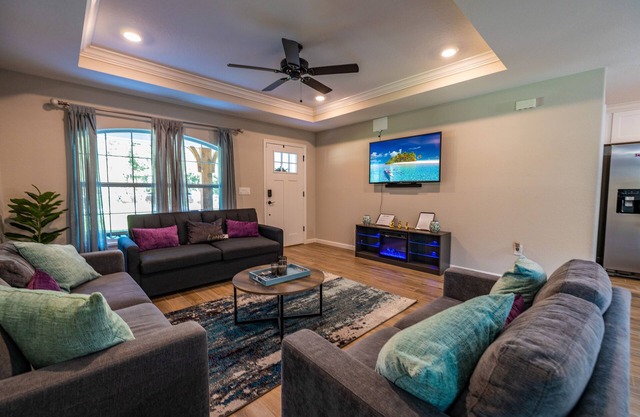 Cheerful 3 bedroom home with pool + grill