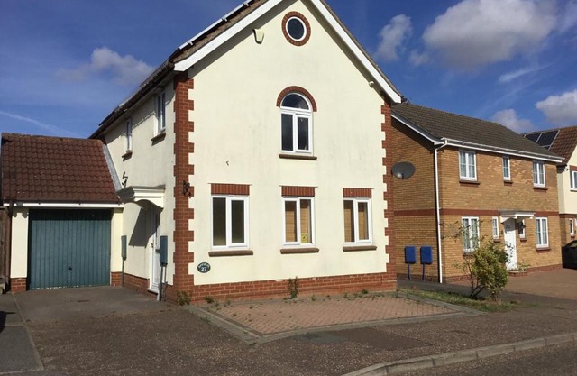Cheerful 3 bedroom home with hot tub.