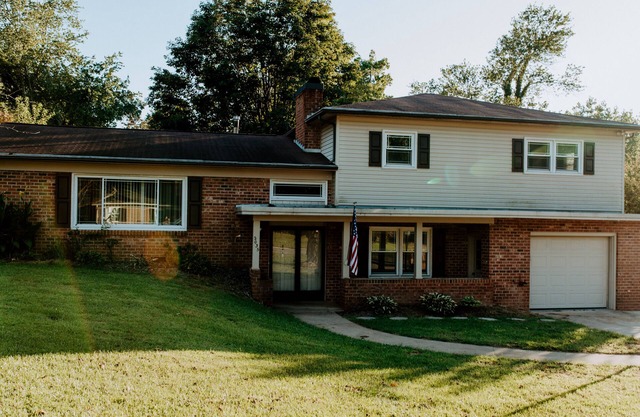 Cheerful 3 Bedroom Home by the Lake