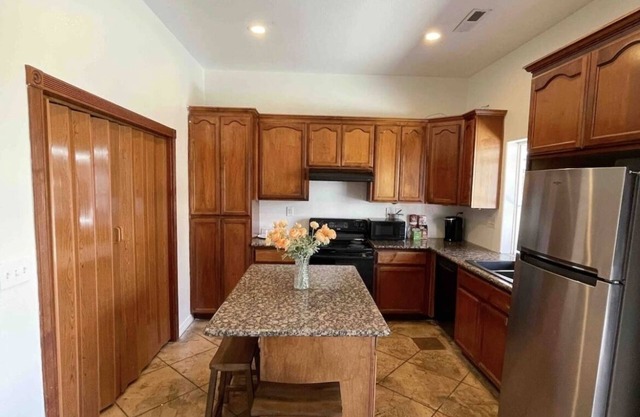 Cheerful 3 bedroom home -Close to downtown Modesto!
