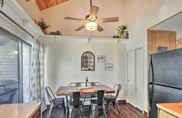 Cheerful 3-bedroom townhouse with private lake