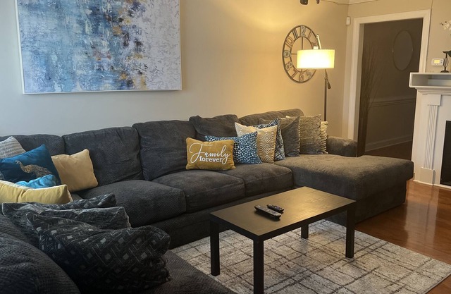 Cheerful 3 bedroom townhouse in great location.