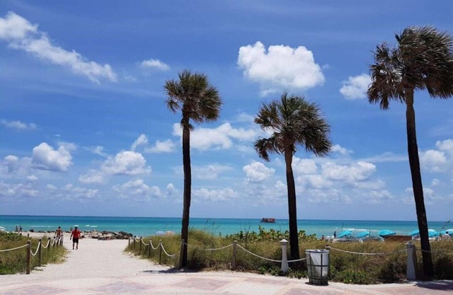 Cheerful 3 Bedroom T/house steps away of Key Largo