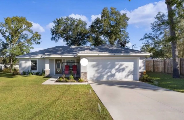 Cheerful 3 bedroom home with free parking.