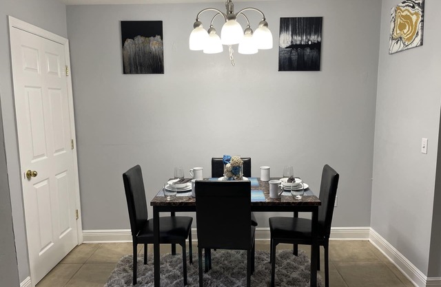 Cheerful 3-bedrooms with free WiFi & ESPN sleeps 6