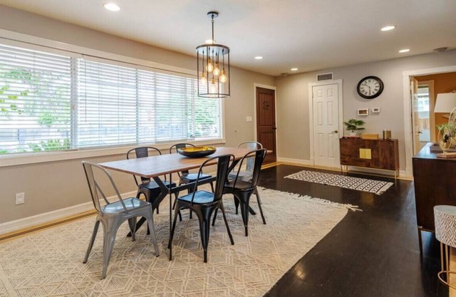 Cute 3 bedroom w/pool close to malls and freeways